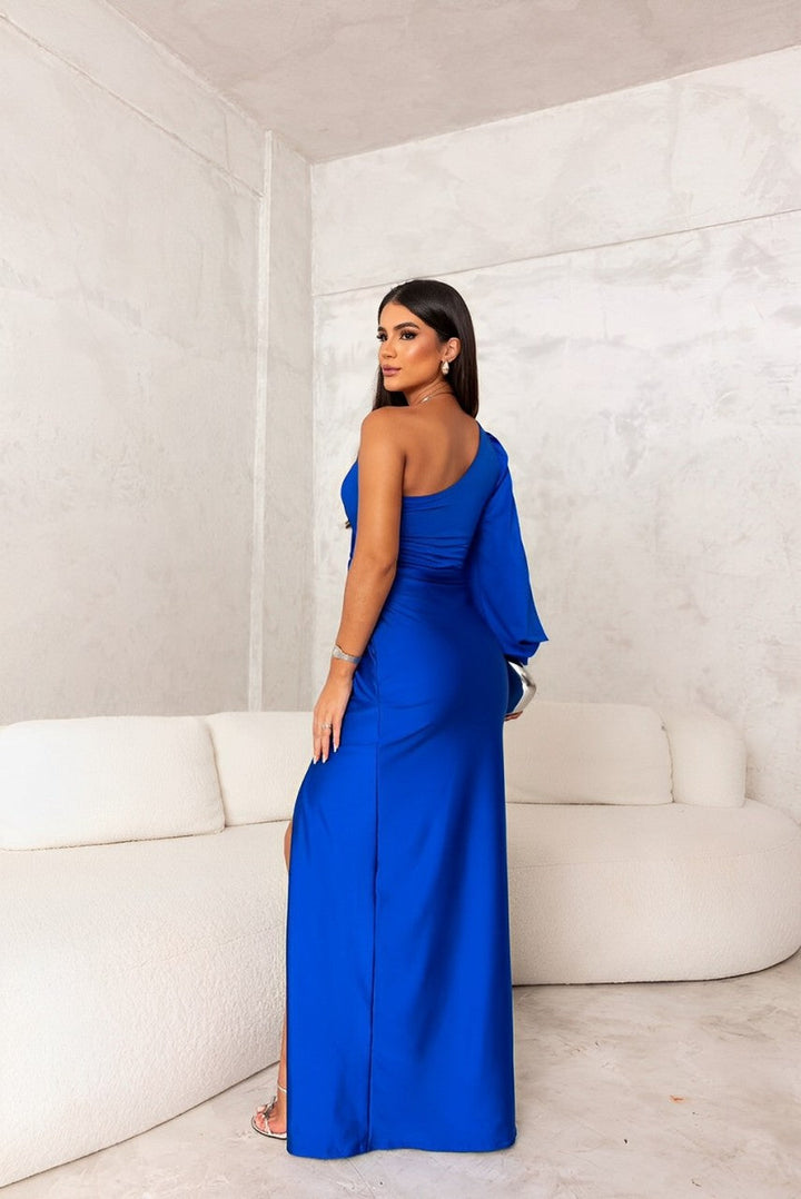 Robe asymétrique satinée avec fente élégante