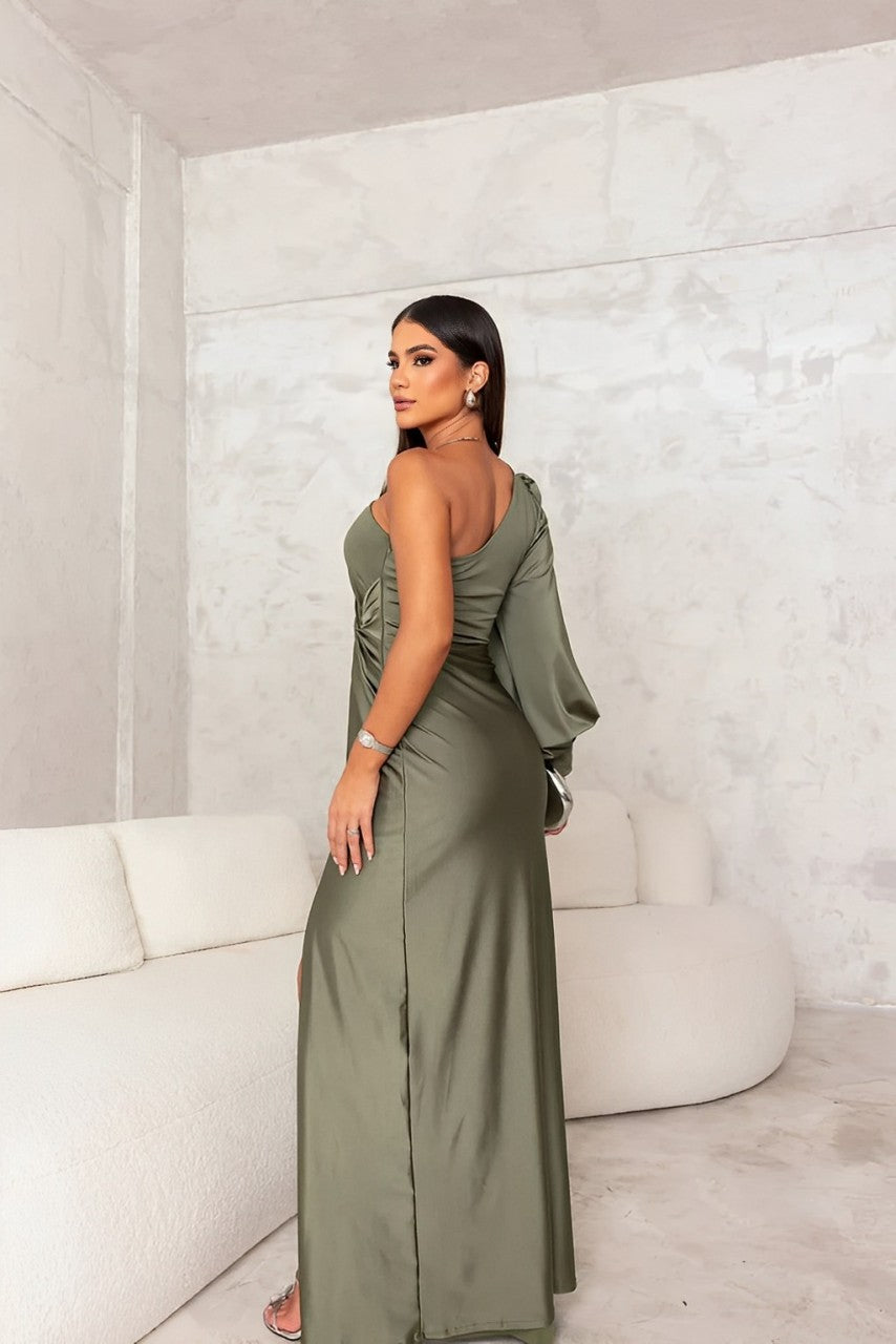 Robe asymétrique satinée avec fente élégante